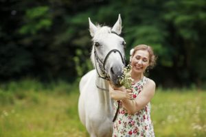 Bleib positiv. Habe Spaß an der Zeit mit deinen Pferden – DAS machen erfolgreiche Reiter auch. © Shutterstock / Garnet Photo