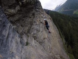 Mit ein paar mentalen Tricks hatte ich mich an die Felswand gewöhnt.