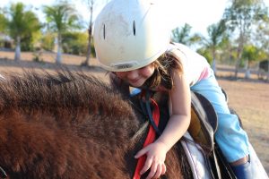 Kindern gelingt es oft leichter, den Alltag und möglichen Schulstress während der Zeit mit dem Pferd auszublenden. Auch Erwachsene können dies lernen. © pexels