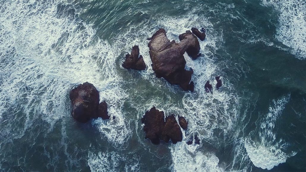 Standhaft sein, Stärke zeigen - es gibt sie, die "Felsen in der Brandung" © unsplash